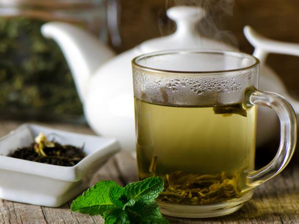 luonnolliset rasvanpolttajat juovat vihreää teetä sekoittamalla suosittua kuumaa juomaa muiden yrttien kanssa
