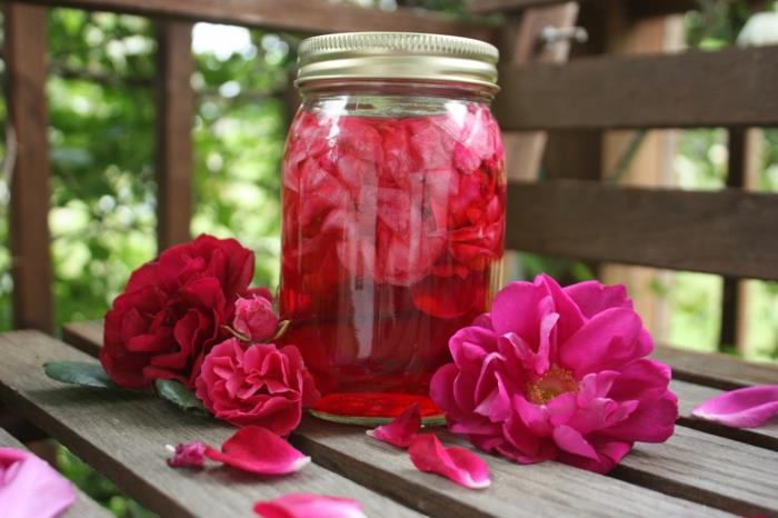 luonnonkosmetiikka rosenwasser DM ruusun terälehtiä vesilasi