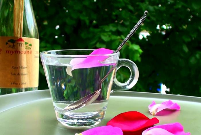 luonnonkosmetiikka ruusuvesi DM tuoksu ruusun terälehtiä vesilusikka