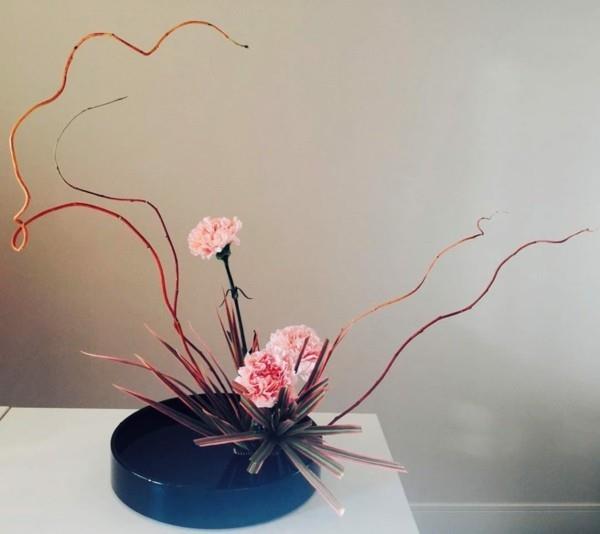 neilikka ikebana japanilainen kukka -asetelma