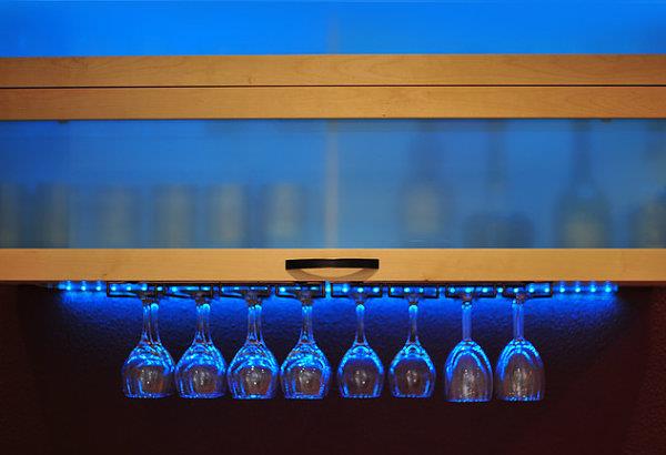 neonvalaistus keittiössä, lasillista siniviiniä
