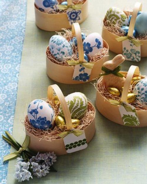 värikkäitä maalattuja munia vihreä sininen pääsiäispupu