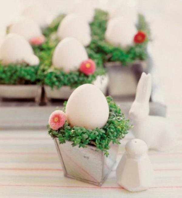 söpö pääsiäinen koristepöytä valkoiset munat