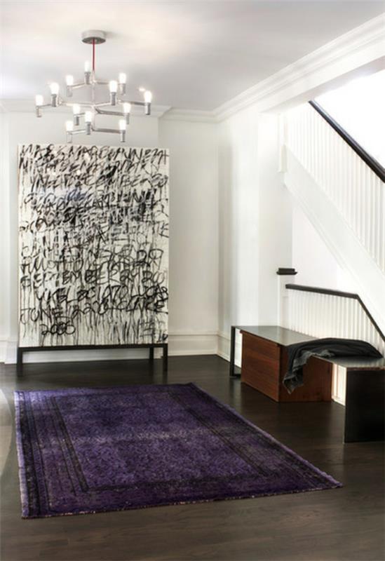 uuden talon abstraktit taidemaalaukset ja tumman violetti matto