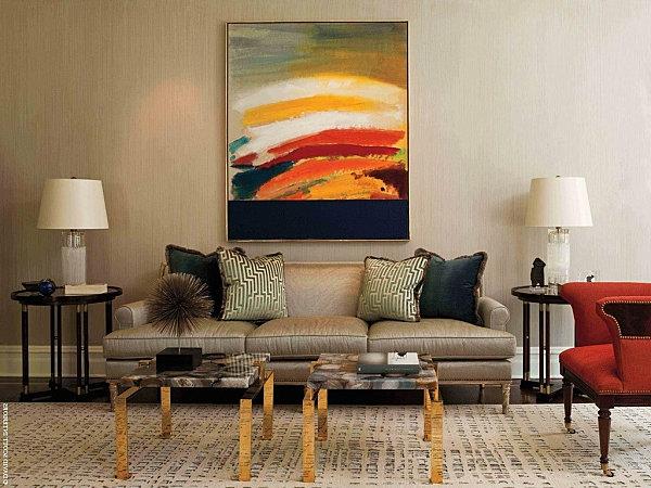 neutraali olohuone kirkkaat värit korostavat maalauksia