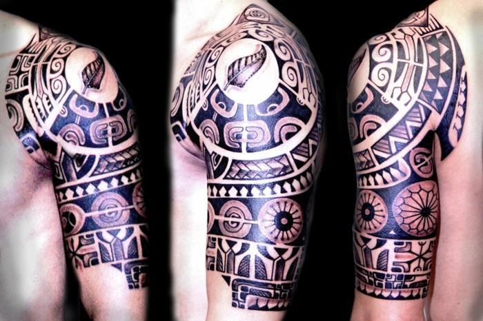 Uusi -Seelanti maori tatuointi olkavarsi