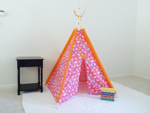 söpö tipi -intialainen teltta leikkihuoneessa värikäs tyttömäinen