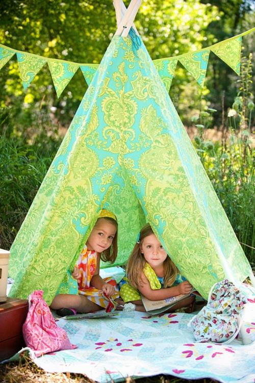 söpö tipi -intialainen teltta lasten leikkihuoneessa alueen ulkopuolella