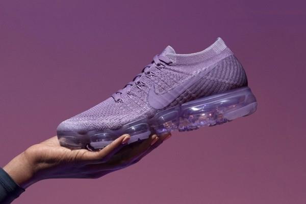 nike vuoden ultravioletti pantone -lenkkarit