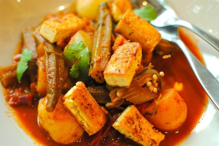 Pohjois -afrikkalainen ruoka, jossa on tofua ja kasvisvaahtokarkkia