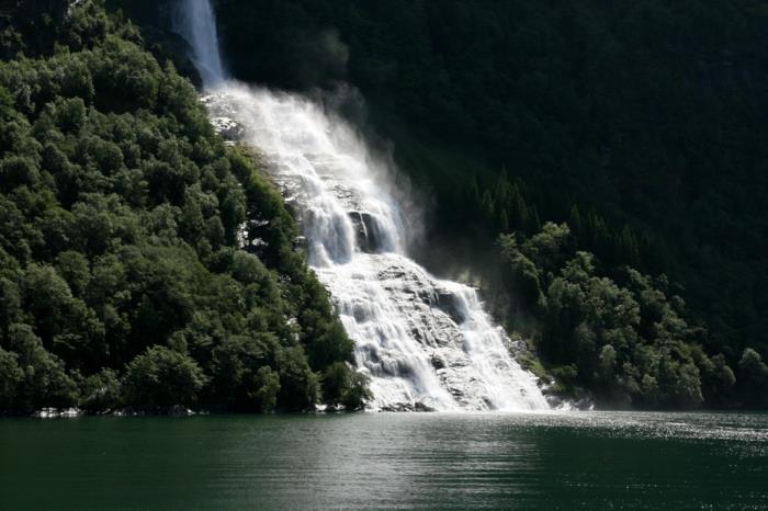 norjan vuonot vesiputous geiranger vuono