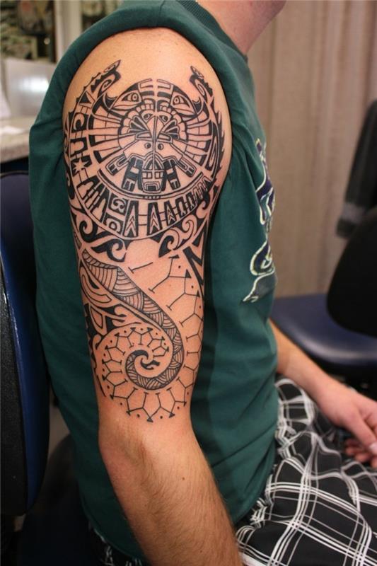 olkavarren tatuointi maori -aiheita heimo