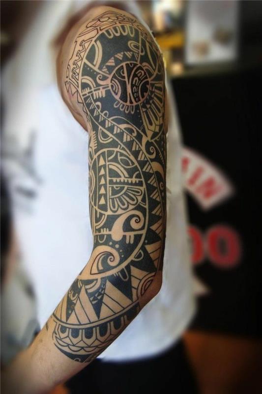 olkavarren kyynärvarren tatuointi maori -aiheita