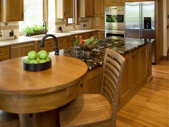 avokeittiön keittiökalusteet, joissa on puinen ilme ja mosaiikkilaatat
