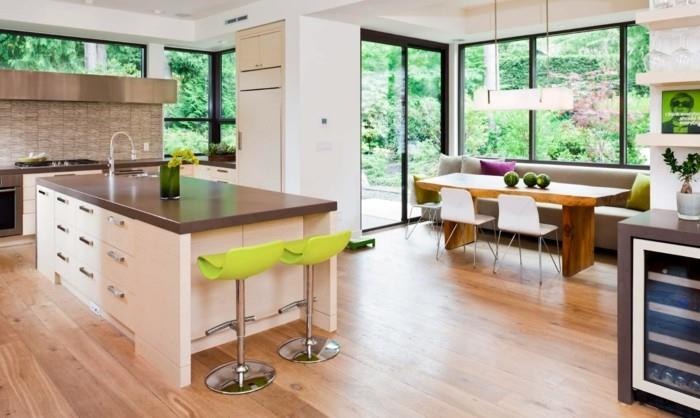 avoin keittiö moderni keittiö, jossa on kirkkaat värit