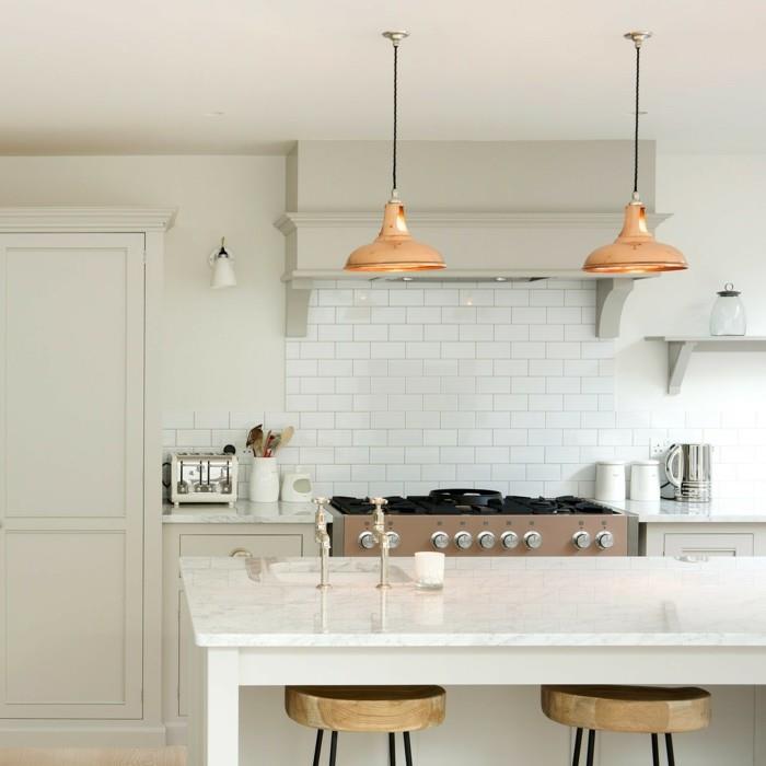 avoin keittiö moderni valkoinen keittiösaari puisilla baarituoleilla