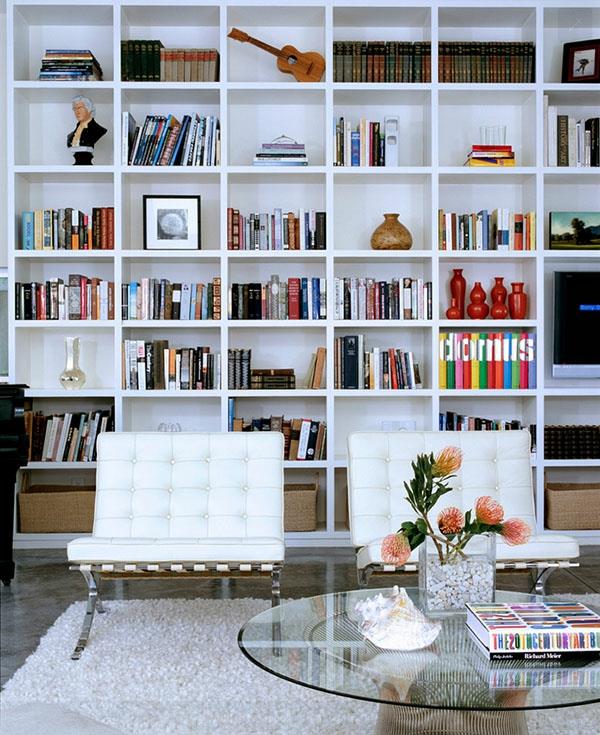 avoimet seinähyllyt kirjahyllyt valkoinen puu kotikirjasto verhoillut huonekalut nojatuoli sohvapöytä