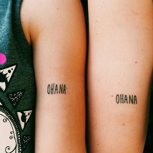 ohana tatuointi yksinkertainen fontti olkavarsi