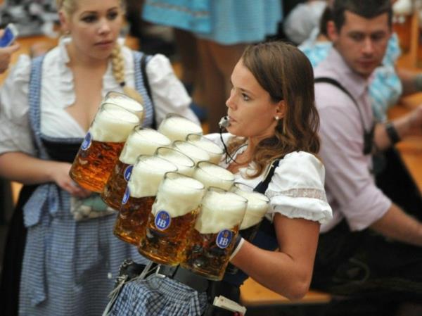 oktoberfest münchen 2014 olutfestivaalin tarjoilija päivystyksessä