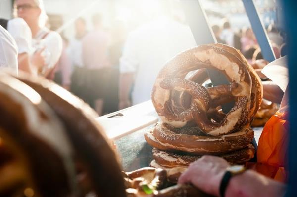 oktoberfest münchen 2014 olutfestivaali wiesn -ilmapiiri bretzel