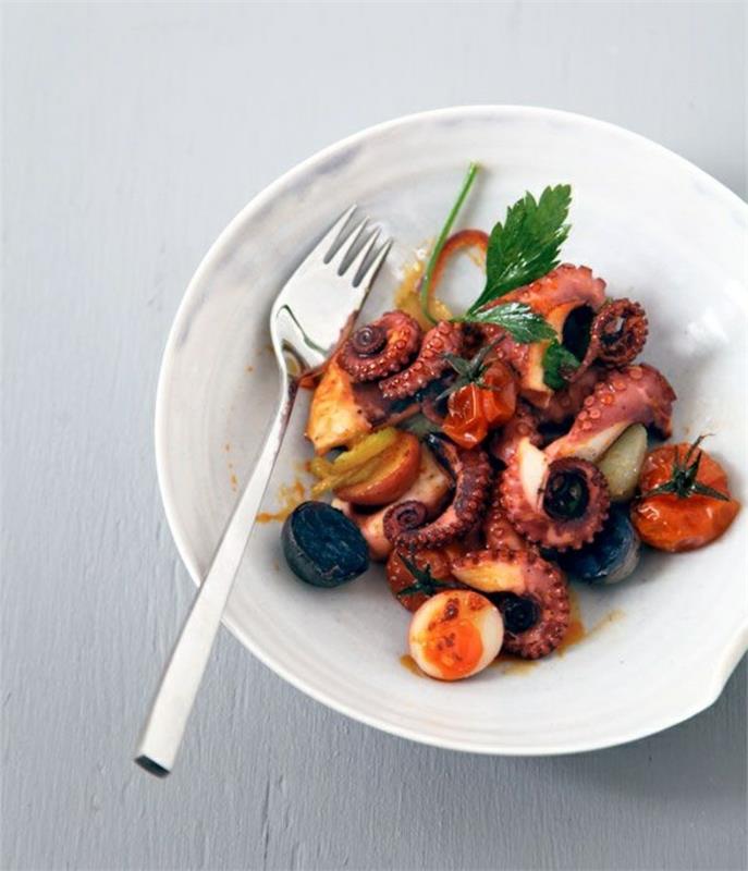 Mustekalan ruoanlaitto yksinkertaisia ​​reseptejä salaatin mustekalan valmistamiseksi