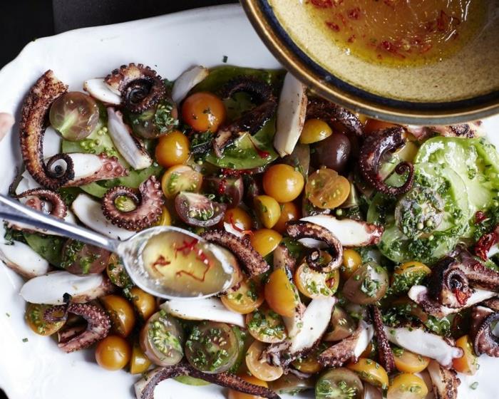 Ruoanlaitto mustekala reseptit Välimeren salaatti valmistelee mustekalaa