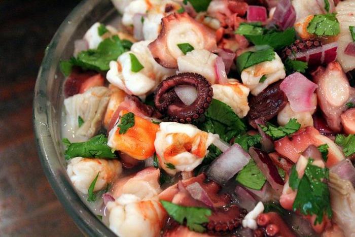 Mustekalan reseptien valmistaminen Valmista mustekala -salaatti