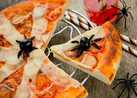 oliiveja hämähäkkejä halloween pizzan täytteitä ideoita