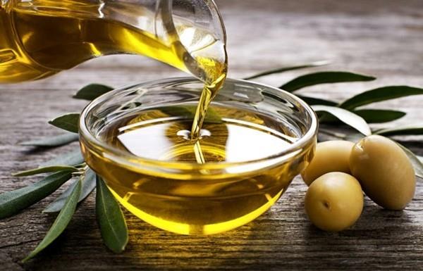 oliiviöljy ja hunaja luonnollisesti vaalentaville hiuksille