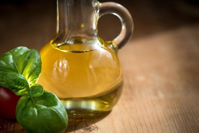 oliiviöljy-terve-elävä-terveys-otsikko-oliivit-basilika-lehti