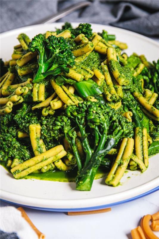 yksi pannu pasta vihreää papua