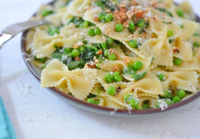 yksi pannu pasta vihreitä herneitä