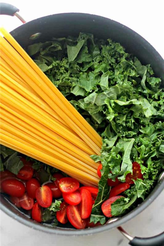yhden pannun pasta vihreä kaali pasta