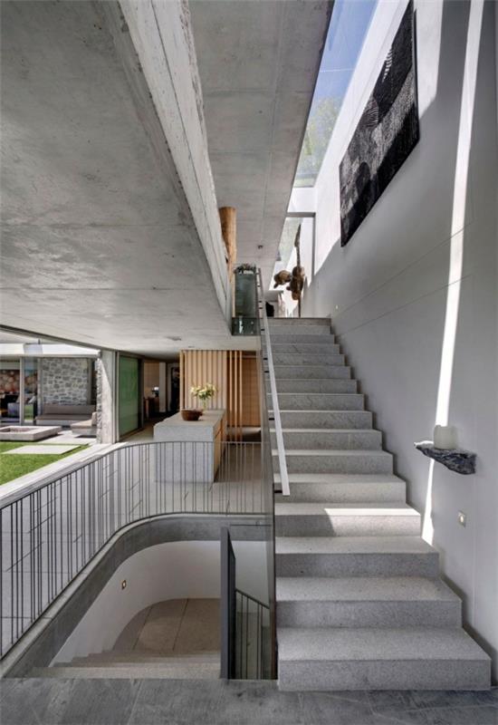 ylellinen moderni asuinpaikka portaat harmaa lasikatto