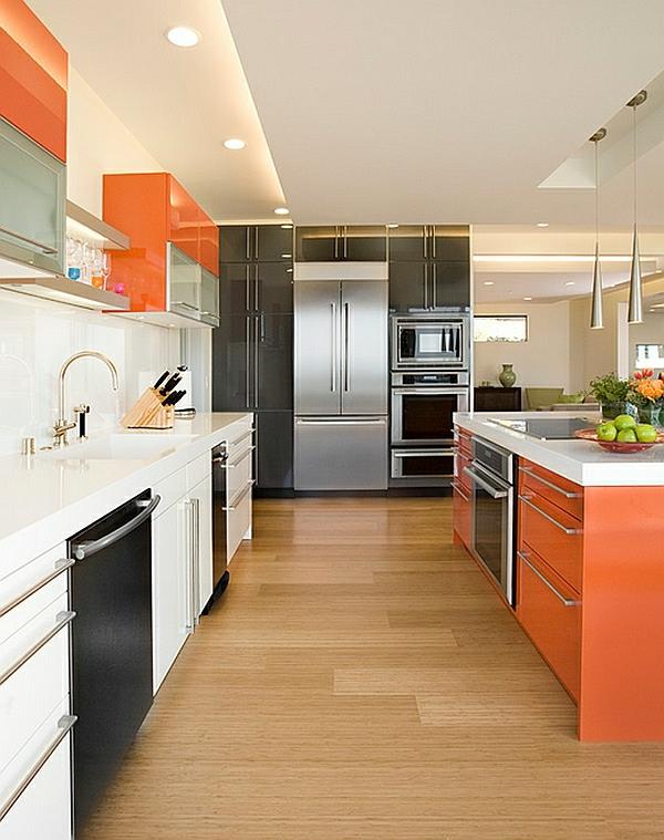 oranssit värit keittiökaappeihin keittiösaari lämpimänä