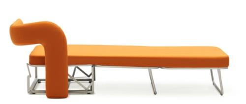 oranssi nojatuoli muunnettuna ulosvedettäväksi yhden hengen vuoteeksi