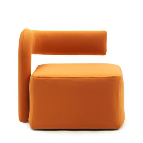 verhoiltu oranssi nojatuoli muutettu yhden hengen vuoteeksi