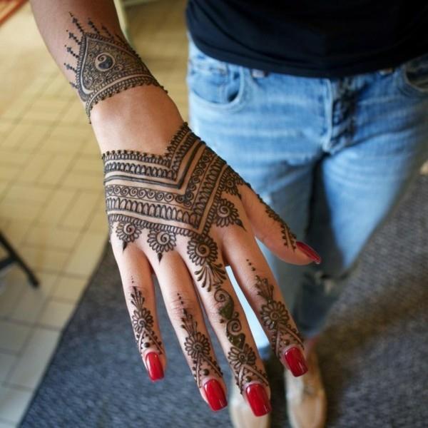 itämaisia ​​aiheita henna tatuointi ideoita käsi