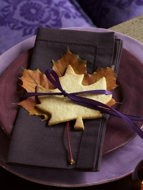 lehdet syksyinen pöytäkoriste alkuperäiset violetit värit Ideoita pöytäkoristeluun syksyllä