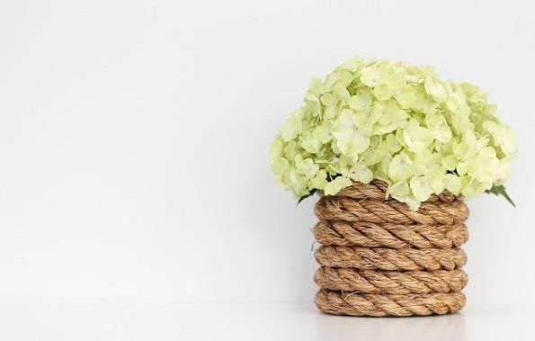 alkuperäiset DIY -maljakot, jotka on kääritty karkealla köydellä
