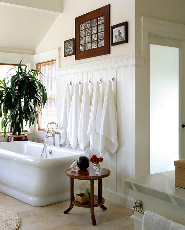 sisustusideoita kylpyhuoneessa kirkkaan valkoiset kylpypyyhkeet seinälle
