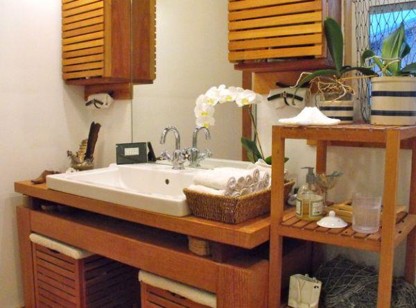 alkuperäisiä sisustusideoita kylpyhuoneessa lämpimät tiikkikudotut korit