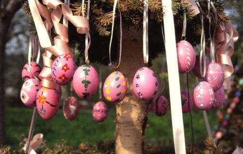 pääsiäiskoriste maalattu munat vaaleanpunaiseksi