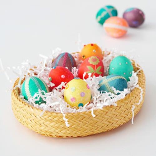 alkuperäinen pääsiäiskoriste punottu kori värikkäitä pääsiäismunia