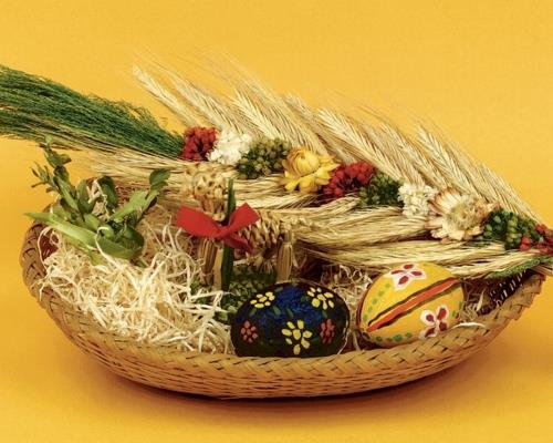 alkuperäinen pääsiäinen koristelu pääsiäinen kori värikäs munat vilja