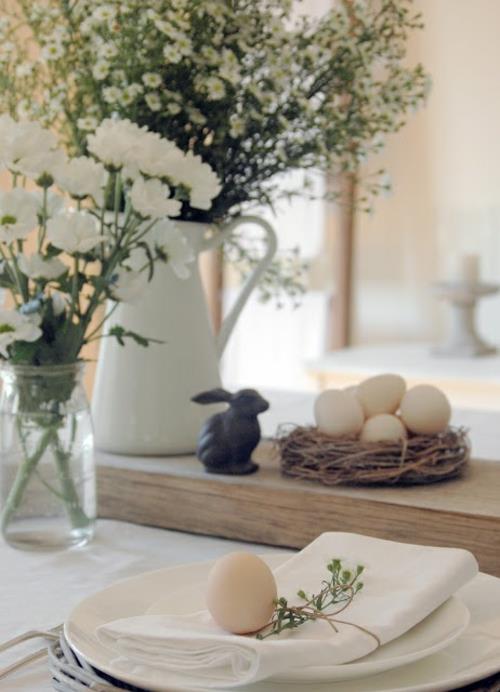 pääsiäinen koristelu pöydän koristelu tuoreet kukat keitetyt munat