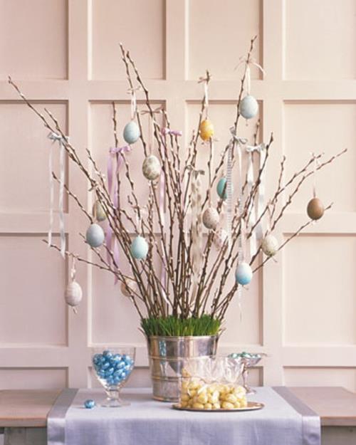 pääsiäinen koristelu paju oksat maalattu munia