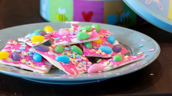 Pääsiäismurtunut suklaa tekee itse värikkäitä lasten jälkiruokia