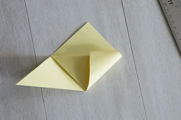 Pääsiäisen käsitöitä paperista poikasen origamilla