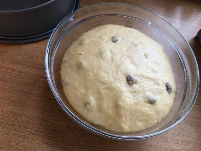 Pääsiäisen leivän reseptin taikina